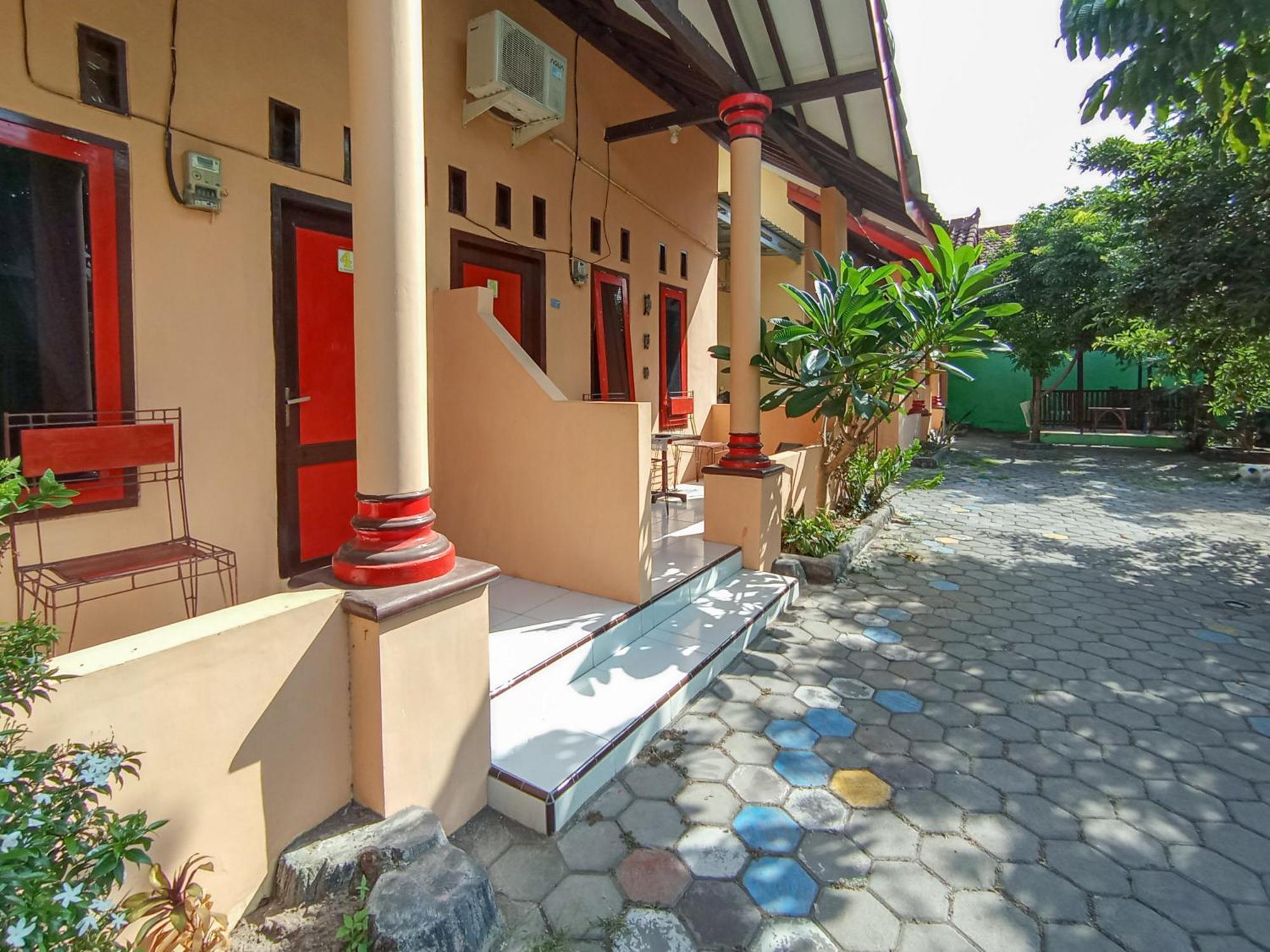 בניוואנגי Reddoorz At El Shaday Homestay Banyuwangi מראה חיצוני תמונה